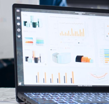 Algorytmy Facebooka: jak działają i jak na nie wpływać?