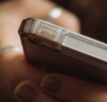 Jakie są wyzwania związane z implementacją czatów GPT w firmach?